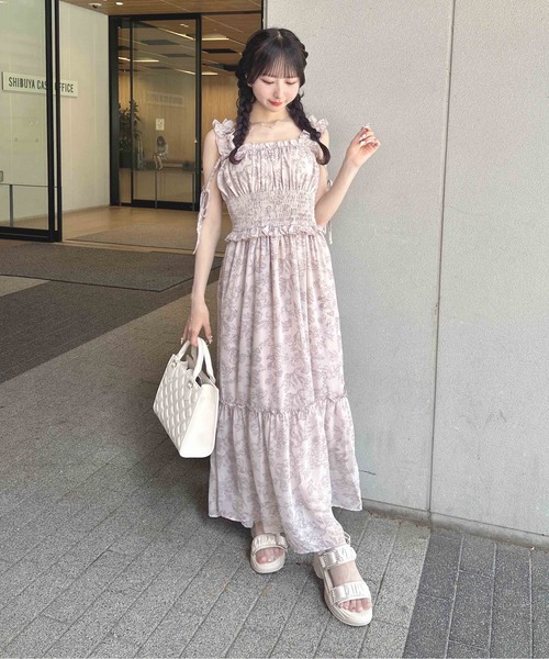 INGNI(イング)の「花柄シャーリングティアードロングワンピース(ワンピース・レディース・ホワイト×ネイビー/ピンク・M)」の10枚目の写真