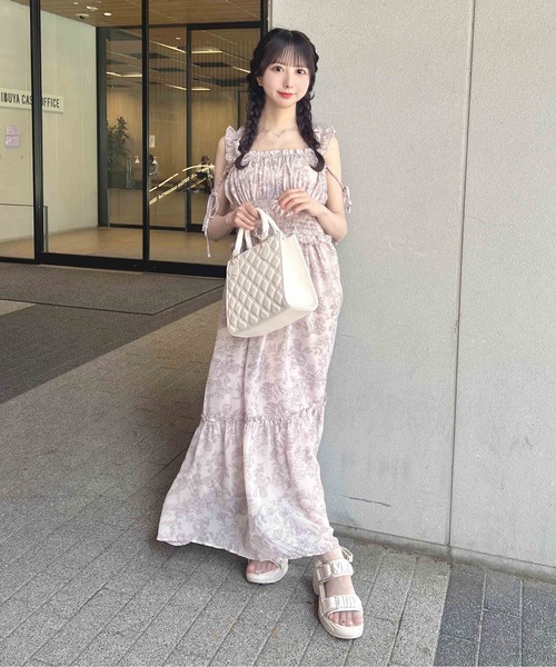 INGNI(イング)の「花柄シャーリングティアードロングワンピース(ワンピース・レディース・ホワイト×ネイビー/ピンク・M)」の14枚目の写真