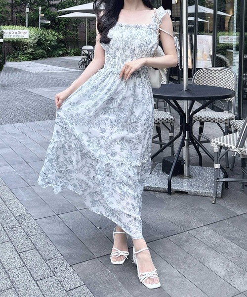 INGNI(イング)の「花柄シャーリングティアードロングワンピース(ワンピース・レディース・ホワイト×ネイビー/ピンク・M)」の4枚目の写真