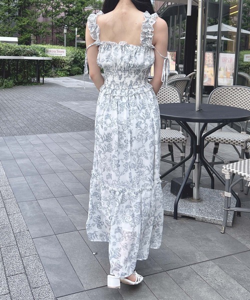 INGNI(イング)の「花柄シャーリングティアードロングワンピース(ワンピース・レディース・ホワイト×ネイビー/ピンク・M)」の6枚目の写真