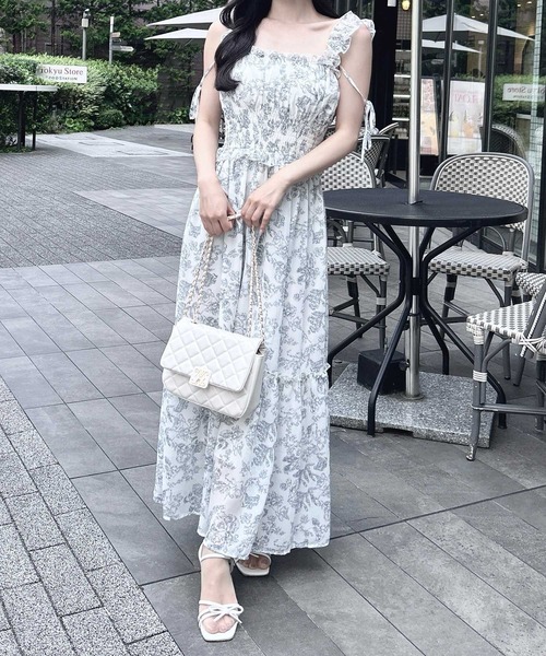 INGNI(イング)の「花柄シャーリングティアードロングワンピース(ワンピース・レディース・ホワイト×ネイビー/ピンク・M)」の7枚目の写真