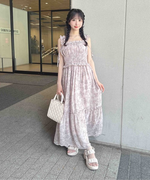 INGNI(イング)の「花柄シャーリングティアードロングワンピース(ワンピース・レディース・ホワイト×ネイビー/ピンク・M)」の9枚目の写真