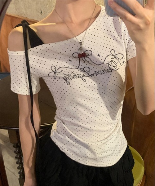 WEGO(ウィゴー)の「ワンショルダードットリボンロゴカットソー/トップス(Tシャツ/カットソー・レディース・ホワイト・LARGE/MEDIUM)」の1枚目の写真