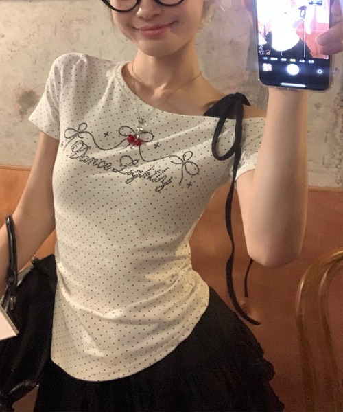 WEGO(ウィゴー)の「ワンショルダードットリボンロゴカットソー/トップス(Tシャツ/カットソー・レディース・ホワイト・LARGE/MEDIUM)」の4枚目の写真