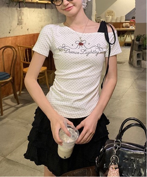 WEGO(ウィゴー)の「ワンショルダードットリボンロゴカットソー/トップス(Tシャツ/カットソー・レディース・ホワイト・LARGE/MEDIUM)」の2枚目の写真