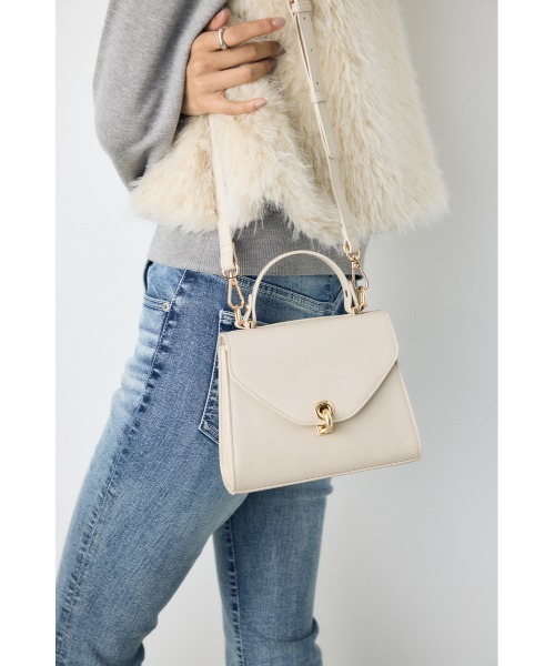 AZUL by moussy(アズールバイマウジー)の「リングターンロックミニハンドバッグ【着用画像あり】(ショルダーバッグ・レディース・アイボリー/マジェンタ/ブラック・FREE)」の2枚目の写真