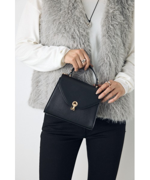 AZUL by moussy(アズールバイマウジー)の「リングターンロックミニハンドバッグ【着用画像あり】(ショルダーバッグ・レディース・アイボリー/マジェンタ/ブラック・FREE)」の3枚目の写真