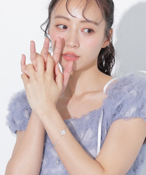JILL by JILL STUART（ジルバイジルスチュアート）の「【再入荷】Cubic 大粒クローバーブレスレット（ブレスレット・レディース・ブルー/シルバー・FREE）」の8枚目の写真
