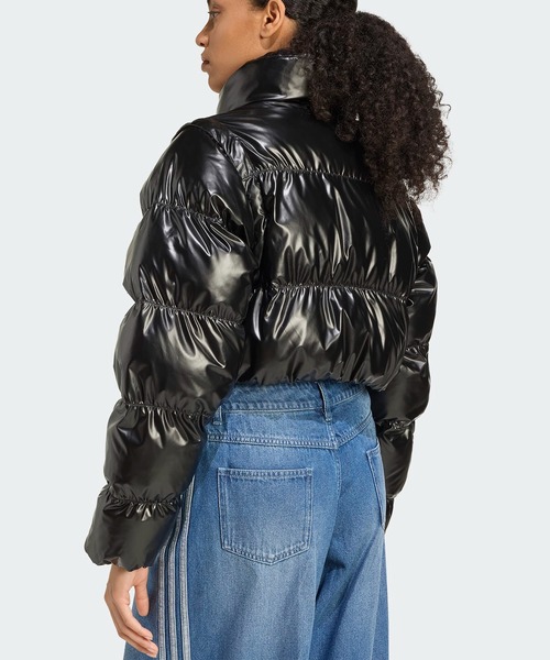 adidas(アディダス)の「Essentials グロッシー 2-in-1スタイル クロップド丈 パファー / アディダスオリジナルス adidas Originals(ダウンジャケット/コート・レディース・ブラック・X-SMALL/X-LARGE/SMALL/MEDIUM/LARGE/3XL/XX-LARGE)」の2枚目の写真