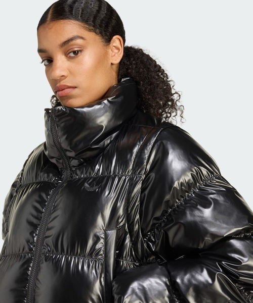 adidas(アディダス)の「Essentials グロッシー 2-in-1スタイル クロップド丈 パファー / アディダスオリジナルス adidas Originals(ダウンジャケット/コート・レディース・ブラック・X-SMALL/X-LARGE/SMALL/MEDIUM/LARGE/3XL/XX-LARGE)」の5枚目の写真