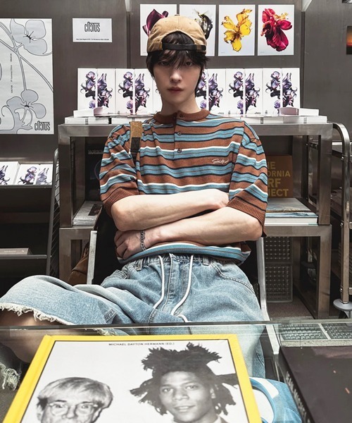 NOWLE(ノウル)の「【NOWLE】ワンポイント刺繍 ヘンリーネック ボーダーサマーニット 半袖 Tシャツ / リラックス ニット トップス(ニット/セーター・メンズ・ブラック/ブラウン・LARGE/X-LARGE/MEDIUM)」の4枚目の写真