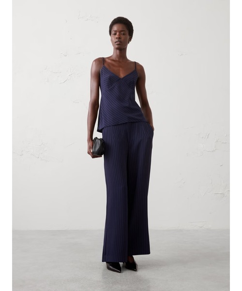 BANANA REPUBLIC FACTORY STORE(バナナリパブリック ファクトリーストア)の「BANANA REPUBLIC FACTORY STORE クレーププリーツワイドレッグトラウザーパンツ(その他パンツ・レディース・ネイビー/アイボリー/ブラック・0/6/4/2/8)」の3枚目の写真