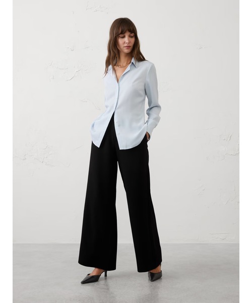 BANANA REPUBLIC FACTORY STORE(バナナリパブリック ファクトリーストア)の「BANANA REPUBLIC FACTORY STORE クレーププリーツワイドレッグトラウザーパンツ(その他パンツ・レディース・ネイビー/アイボリー/ブラック・0/6/4/2/8)」の2枚目の写真