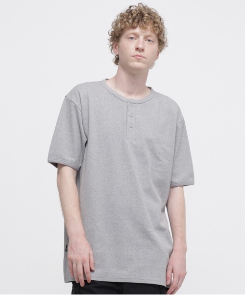 AVIREX(アヴィレックス)の「《DAILY/デイリー》BIG SIZE RIB S/S HENLEY NECK T-SHIRT / ビックサイズ リブ 半袖 ヘンリーネック Tシャツ / AVIREX / アヴィレックス(Tシャツ/カットソー・メンズ・グレー/オリーブ/ホワイト/ブラック/チャコール・XXX-LARGE/XXXX-LARGE/XXXXX-LARGE/XX-LARGE)」の3枚目の写真