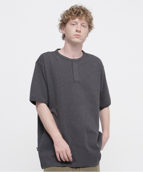 AVIREX(アヴィレックス)の「《DAILY/デイリー》BIG SIZE RIB S/S HENLEY NECK T-SHIRT / ビックサイズ リブ 半袖 ヘンリーネック Tシャツ / AVIREX / アヴィレックス(Tシャツ/カットソー・メンズ・グレー/オリーブ/ホワイト/ブラック/チャコール・XXX-LARGE/XXXX-LARGE/XXXXX-LARGE/XX-LARGE)」の4枚目の写真