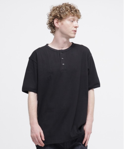 AVIREX(アヴィレックス)の「《DAILY/デイリー》BIG SIZE RIB S/S HENLEY NECK T-SHIRT / ビックサイズ リブ 半袖 ヘンリーネック Tシャツ / AVIREX / アヴィレックス(Tシャツ/カットソー・メンズ・グレー/オリーブ/ホワイト/ブラック/チャコール・XXX-LARGE/XXXX-LARGE/XXXXX-LARGE/XX-LARGE)」の2枚目の写真