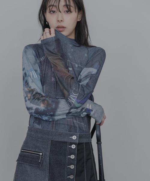 Eimee Law(エイミーロウ)の「ケーブルフォトプリント スタンドネックトップス(Tシャツ/カットソー・レディース・チャコールグレー/ブラウン/アイボリー・FREE)」の2枚目の写真