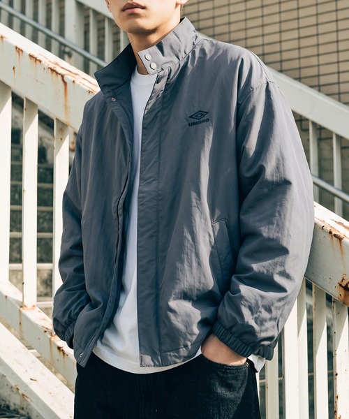 UMBRO(アンブロ)の「【UMBRO】Ex.Padding Nylon JACKET/別注 パディング スタンドナイロンジャケット/中綿ダウンジャケット(ブルゾン・メンズ・ブラック/カーキ/ダークグレー・M/L)」の2枚目の写真