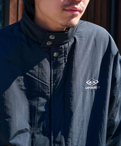UMBRO(アンブロ)の「【UMBRO】Ex.Padding Nylon JACKET/別注 パディング スタンドナイロンジャケット/中綿ダウンジャケット(ブルゾン・メンズ・ブラック/カーキ/ダークグレー・M/L)」の22枚目の写真