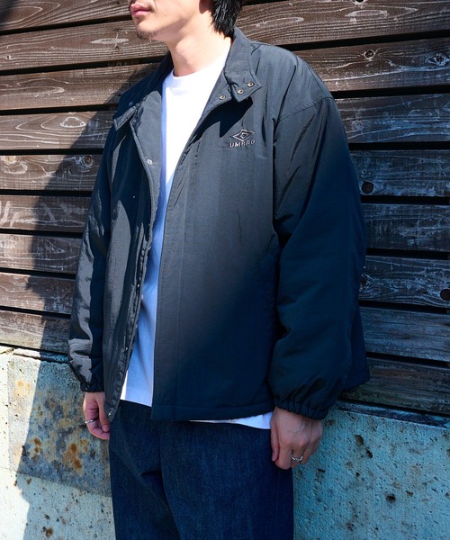 UMBRO(アンブロ)の「【UMBRO】Ex.Padding Nylon JACKET/別注 パディング スタンドナイロンジャケット/中綿ダウンジャケット(ブルゾン・メンズ・ブラック/カーキ/ダークグレー・M/L)」の4枚目の写真