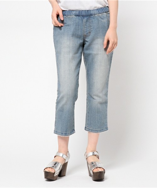 Live in comfort（リブインコンフォート）の「リブ イン コンフォート　ちょこっとレースクロップドデニム 　　　（デニムパンツ・レディース・ブルー/ライトブルー/インディゴブルー・SMALL/MEDIUM）」の2枚目の写真