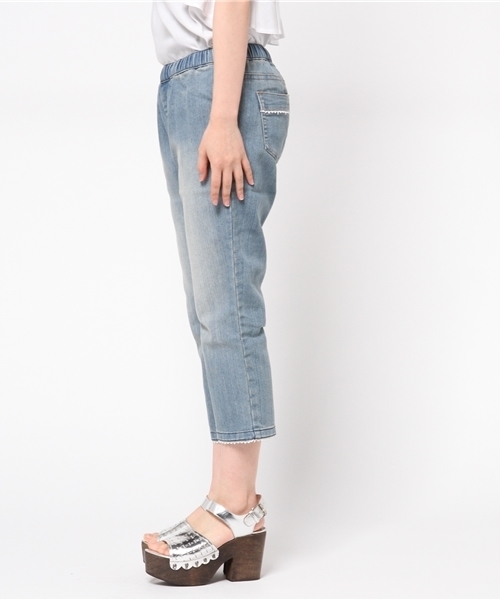 Live in comfort（リブインコンフォート）の「リブ イン コンフォート　ちょこっとレースクロップドデニム 　　　（デニムパンツ・レディース・ブルー/ライトブルー/インディゴブルー・SMALL/MEDIUM）」の5枚目の写真