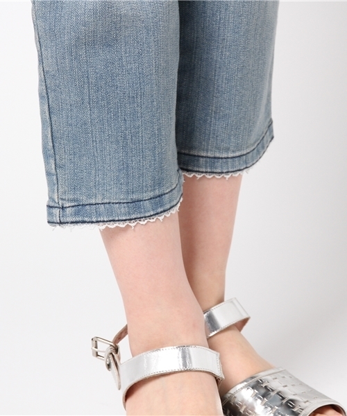 Live in comfort（リブインコンフォート）の「リブ イン コンフォート　ちょこっとレースクロップドデニム 　　　（デニムパンツ・レディース・ブルー/ライトブルー/インディゴブルー・SMALL/MEDIUM）」の9枚目の写真