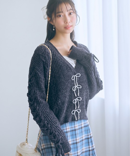 marun(マルン)の「<大きいサイズ>パール調リボンモチーフニットカーディガン marun(カーディガン/ボレロ・レディース・ベージュ/ダークグレー・5L/4L/3L/LL/L)」の2枚目の写真