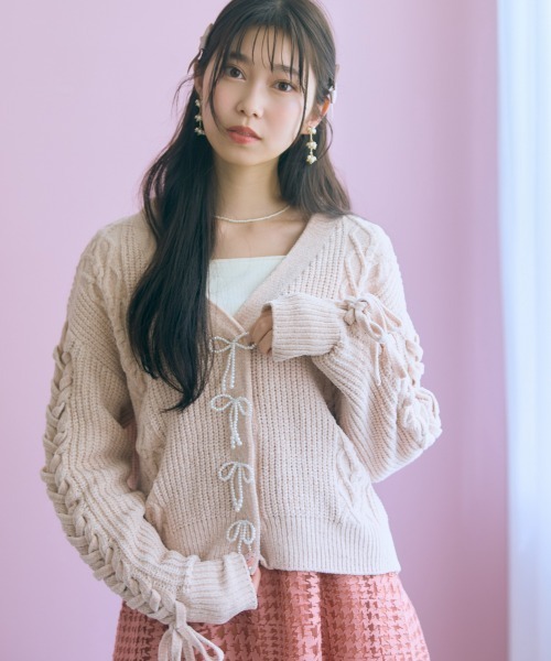 marun(マルン)の「<大きいサイズ>パール調リボンモチーフニットカーディガン marun(カーディガン/ボレロ・レディース・ベージュ/ダークグレー・5L/4L/3L/LL/L)」の20枚目の写真