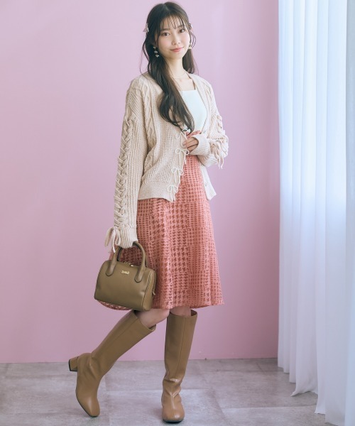 marun(マルン)の「<大きいサイズ>パール調リボンモチーフニットカーディガン marun(カーディガン/ボレロ・レディース・ベージュ/ダークグレー・5L/4L/3L/LL/L)」の3枚目の写真
