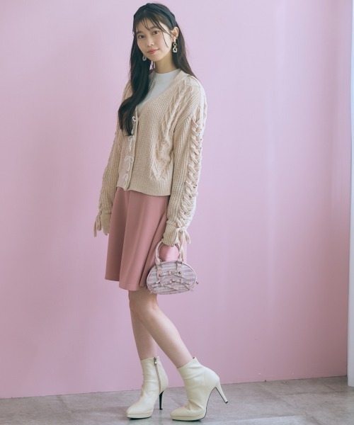 marun(マルン)の「<大きいサイズ>パール調リボンモチーフニットカーディガン marun(カーディガン/ボレロ・レディース・ベージュ/ダークグレー・5L/4L/3L/LL/L)」の5枚目の写真