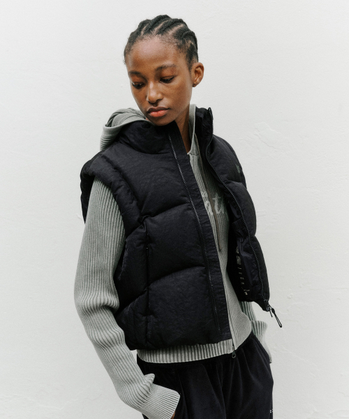 BROWNBREATH（ブラウンブレス）の「W グロッシー クロップダウンベスト（ベスト・レディース・ブラック・MEDIUM/SMALL）」の2枚目の写真