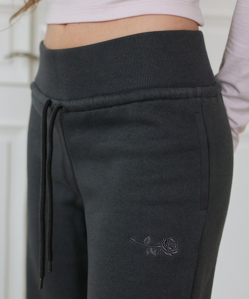 ROSEFRANTZ（ロゼフランツ）の「Wide Waistband Fleece Bootcut Pants [Charcoal]（スウェットパンツ・レディース・チャコール・X-SMALL/SMALL/MEDIUM）」の2枚目の写真