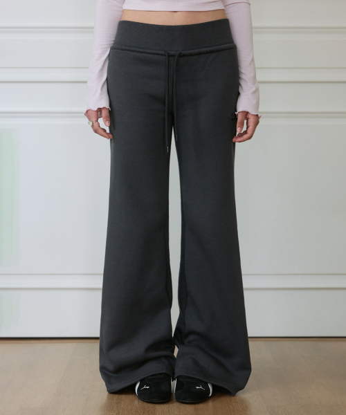 ROSEFRANTZ（ロゼフランツ）の「Wide Waistband Fleece Bootcut Pants [Charcoal]（スウェットパンツ・レディース・チャコール・X-SMALL/SMALL/MEDIUM）」の3枚目の写真