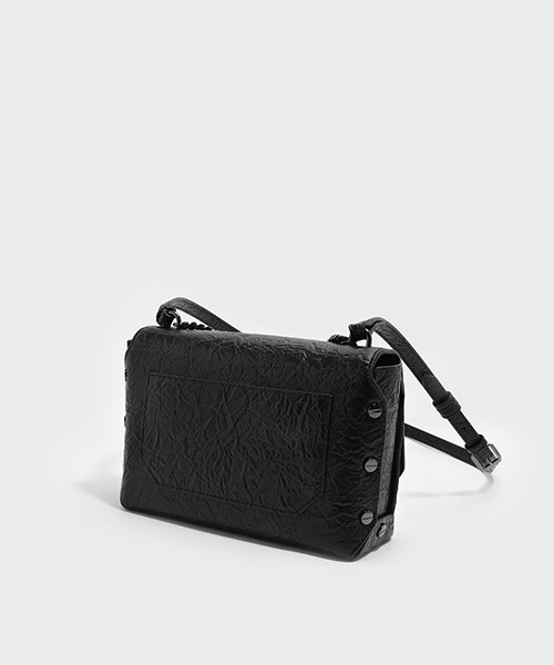 CHARLES & KEITH(チャールズ & キース)の「プッシュロックチェーンショルダーバッグ/PUSH-LOCK CHAIN SHOULDER BAG(ショルダーバッグ・レディース・ライトグレー/ブラック・M)」の5枚目の写真
