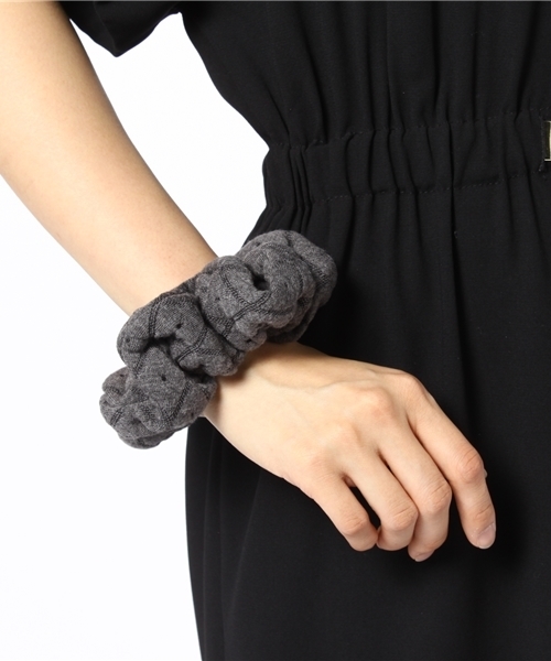 AZUL by moussy（アズールバイマウジー）の「ステッチワークシュシュ（シュシュ・レディース・ブラック/グレー・FREE）」の5枚目の写真