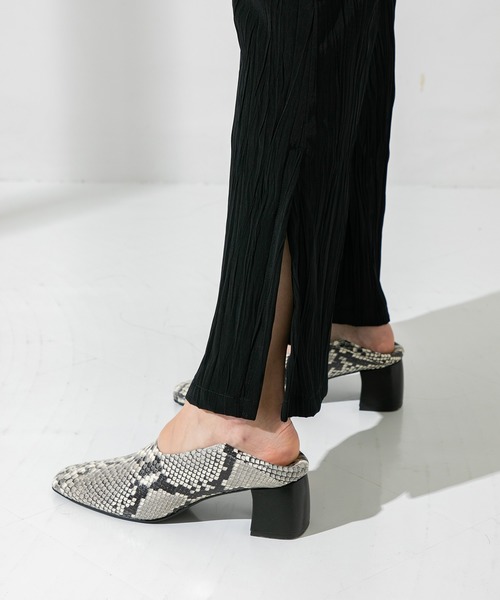 UNITED TOKYO（ユナイテッドトウキョウ）の「ワッシャースリットパンツ（その他パンツ・レディース・ベージュ/ブラック・0）」の17枚目の写真