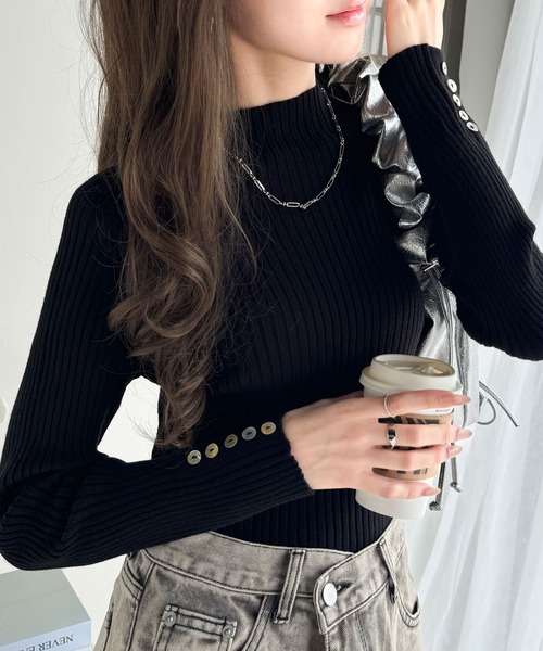 【新品·未使用】m,i,d, バックパールボタンハイネックリブニット セール】袖シェルボタン付きミドル丈ストレッチハイネックリブニット