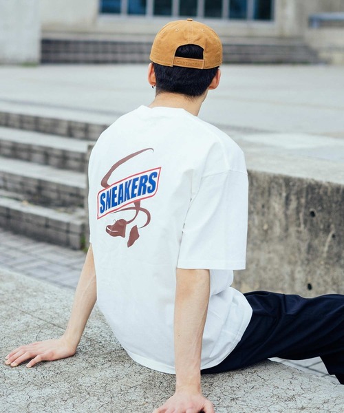 Ressaca(レサーカ)の「オーバーサイズ パロディロゴプリント 半袖ビッグTee(Tシャツ/カットソー・メンズ・ブラック/パープル/オフホワイト/サックスブルー/グリーン/ホワイト系その他/ブラック系その他/ベージュ系その他/グリーン系その他/ブルー系その他/パープル系その他/グレイッシュベージュ・S/M/L)」の2枚目の写真