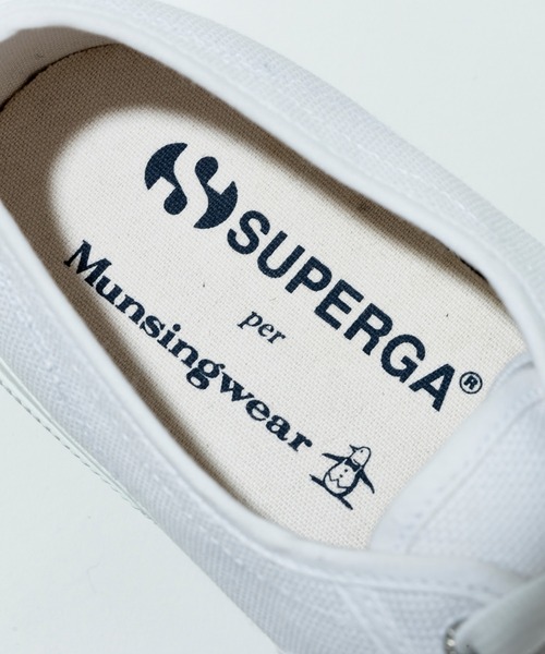 Munsingwear Grand-Slam（マンシングウェア　グランドスラム）の「SUPERGA×Munsingwear　コラボレーションスニーカー（スニーカー・メンズ・ホワイト×ネイビー・36/41/38/37/40/39/43/35/42/44）」の2枚目の写真