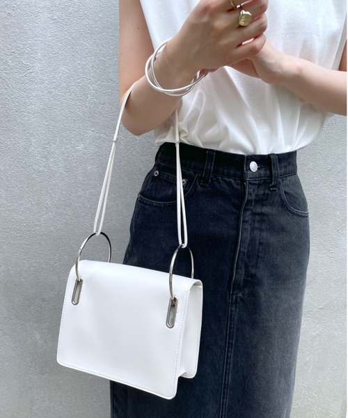 loti(ロティ)の「WEB限定 loti リングフラップショルダー(ショルダーバッグ・レディース・ブラック/アイボリー・FREE)」の2枚目の写真