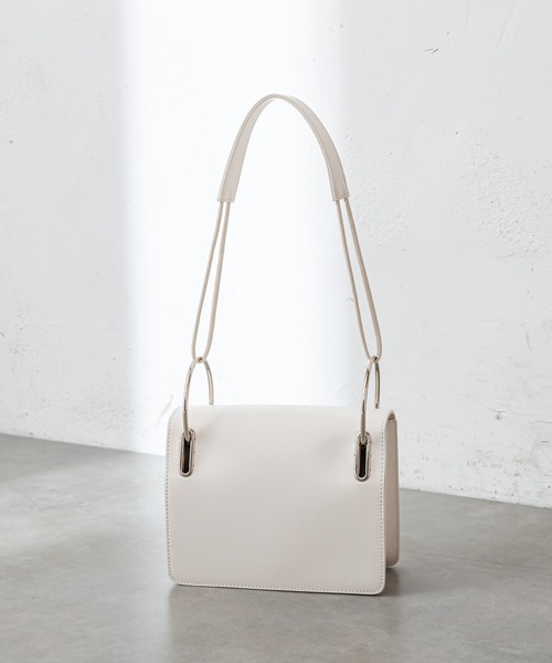 loti(ロティ)の「WEB限定 loti リングフラップショルダー(ショルダーバッグ・レディース・ブラック/アイボリー・FREE)」の3枚目の写真