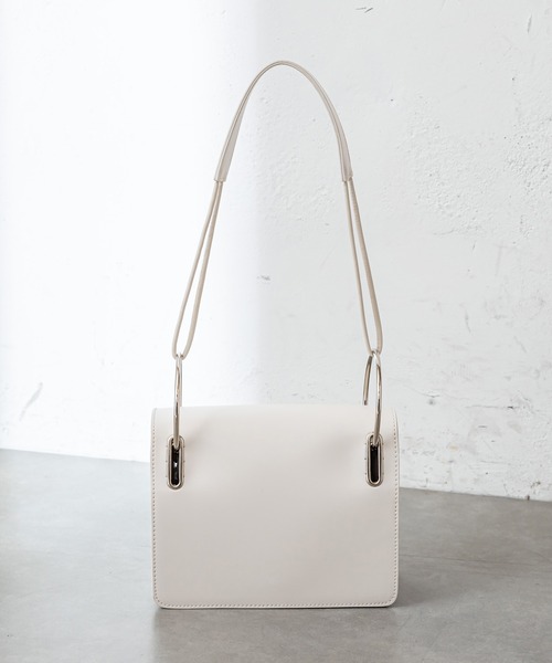 loti(ロティ)の「WEB限定 loti リングフラップショルダー(ショルダーバッグ・レディース・ブラック/アイボリー・FREE)」の4枚目の写真