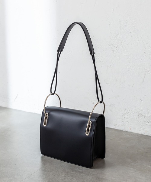 loti(ロティ)の「WEB限定 loti リングフラップショルダー(ショルダーバッグ・レディース・ブラック/アイボリー・FREE)」の5枚目の写真