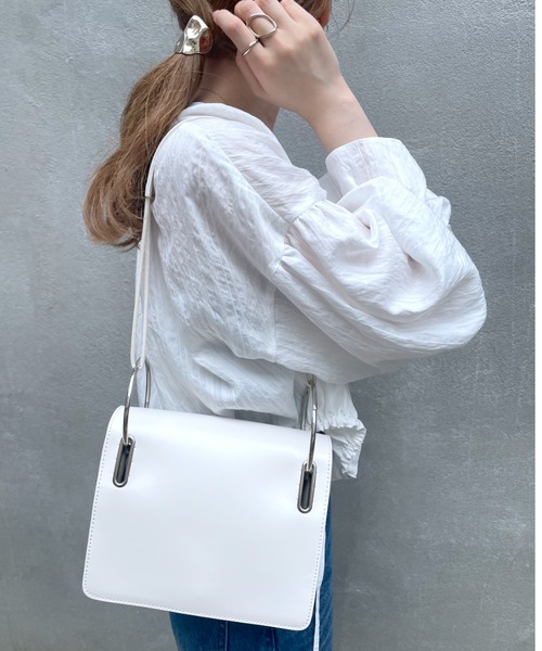 loti(ロティ)の「WEB限定 loti リングフラップショルダー(ショルダーバッグ・レディース・ブラック/アイボリー・FREE)」の13枚目の写真