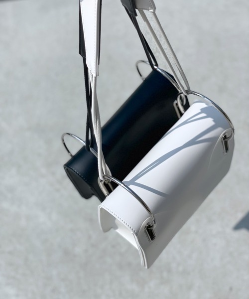 loti(ロティ)の「WEB限定 loti リングフラップショルダー(ショルダーバッグ・レディース・ブラック/アイボリー・FREE)」の18枚目の写真