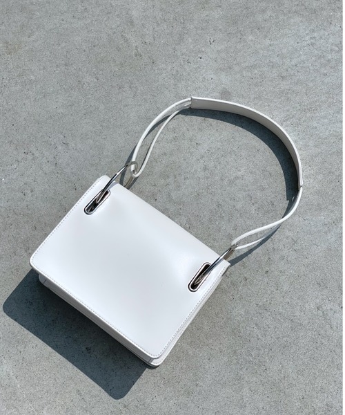 loti(ロティ)の「WEB限定 loti リングフラップショルダー(ショルダーバッグ・レディース・ブラック/アイボリー・FREE)」の19枚目の写真