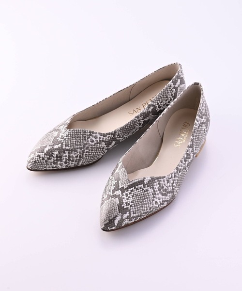 神戸シューズ（コウベシューズ）の「SAN-REMO 1.5㎝ヒールVカットパンプス（パンプス・レディース・ブラック/ベージュ/グレイッシュベージュ/パイソン・22/22.5/23/23.5/24/24.5）」の4枚目の写真