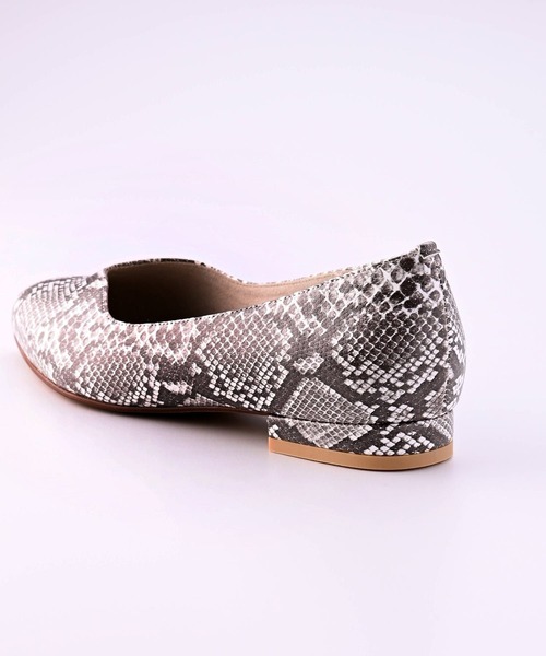 神戸シューズ（コウベシューズ）の「SAN-REMO 1.5㎝ヒールVカットパンプス（パンプス・レディース・ブラック/ベージュ/グレイッシュベージュ/パイソン・22/22.5/23/23.5/24/24.5）」の7枚目の写真