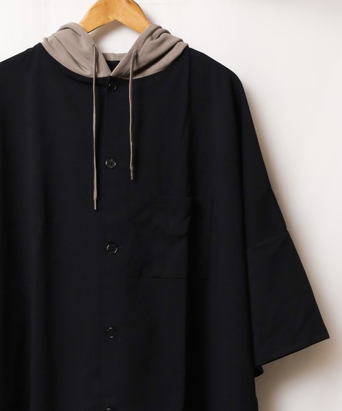 Bling Leads（ブリングリーズ）の「/Bling leads/梨地フードポンチョ配色半袖シャツ（シャツ/ブラウス・レディース・ブラック/グレイッシュベージュ/ブラウン/グレイッシュブルー・LARGE/MEDIUM）」の2枚目の写真